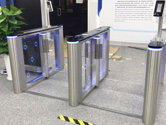深圳動漫城人行通道自動智能道閘案例