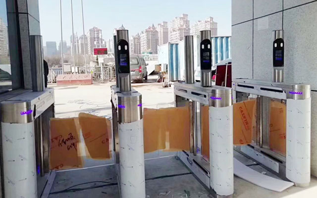 湖南某工地通道人臉識別智能道閘安裝